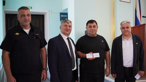 И.А. Башмаков вручает удостоверения 