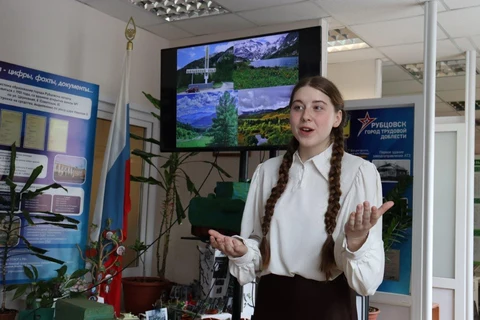 на фото школьница читает стихотворение 