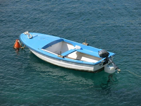 лодка на воде 