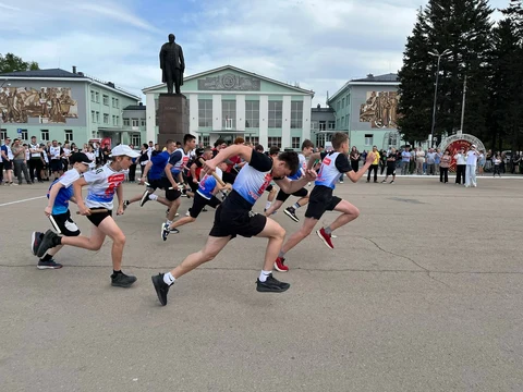 спортсмены бегут