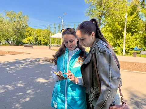 волонтёры работают 