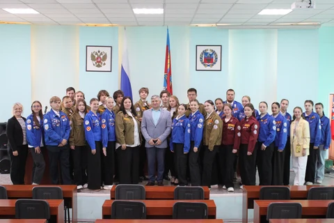 Глава города с представителями студенческих отрядов