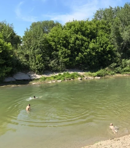 дети купаются в реке