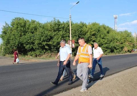 Игорь Башмаков и специалисты управления ЖКХ, представители подрядной организации во время ремонта Новоегорьевского тракта