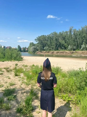 Сотрудник полиции на берегу реки
