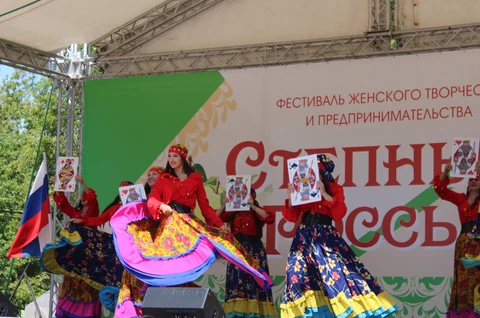 женщины танцуют