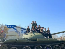 Дети на танке в парке Патриот