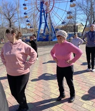 женщины танцуют 
