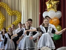 Школьники танцуют вальс