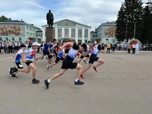 спортсмены бегут