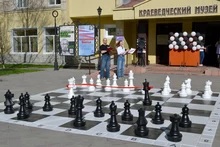 Площадь перед библиотекой
