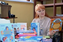 Девушка с книгами