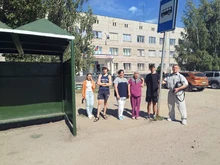 Школьники и депутат привели в порядок  остановку у 13-й школы в Рубцовске