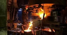 Рабочий металлургического комплекса на заводе 