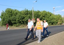Игорь Башмаков и специалисты управления ЖКХ, представители подрядной организации во время ремонта Новоегорьевского тракта