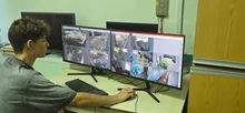 Подросток смотрит в монитор