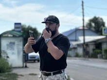 Волонтёр работает