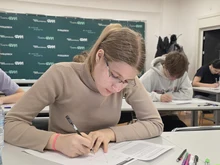 девушка за партой