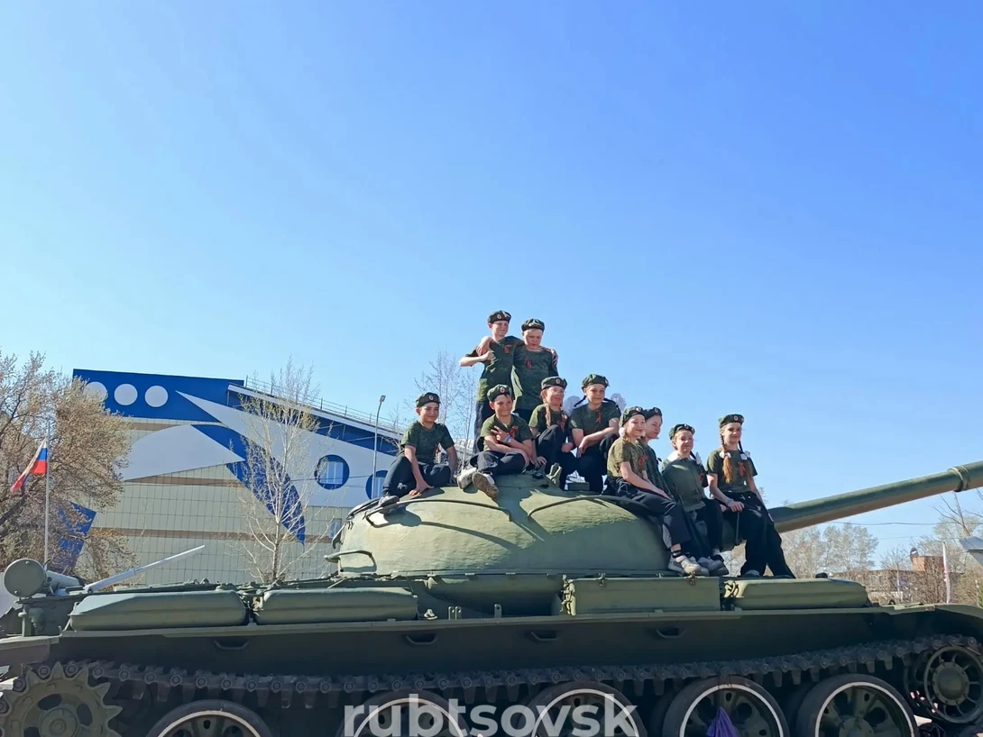Дети на танке в парке Патриот