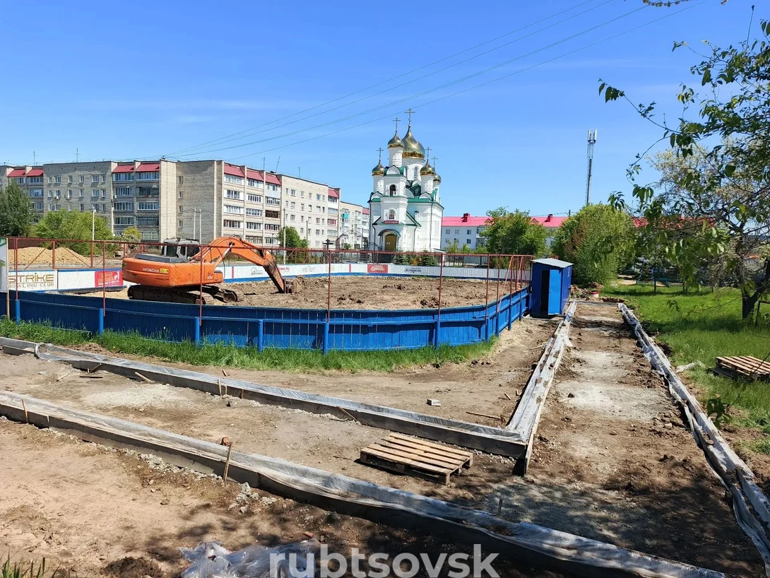 территория у Храма всех святых