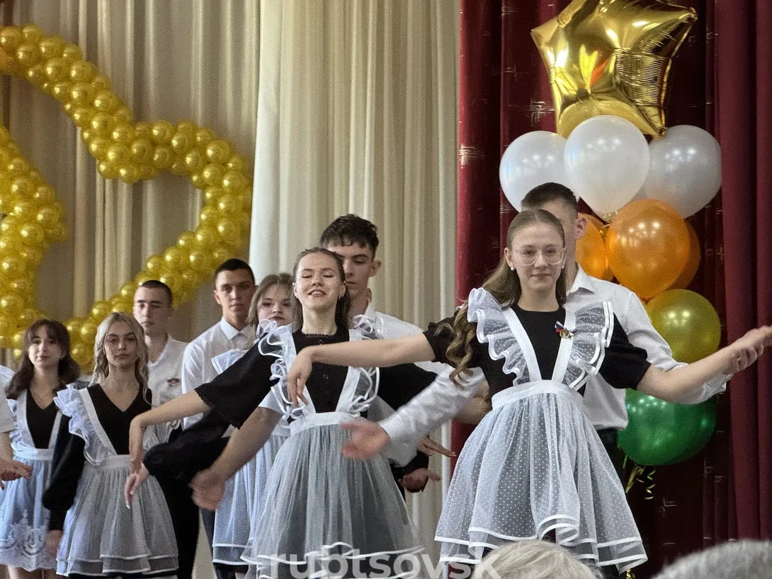 Школьники танцуют вальс