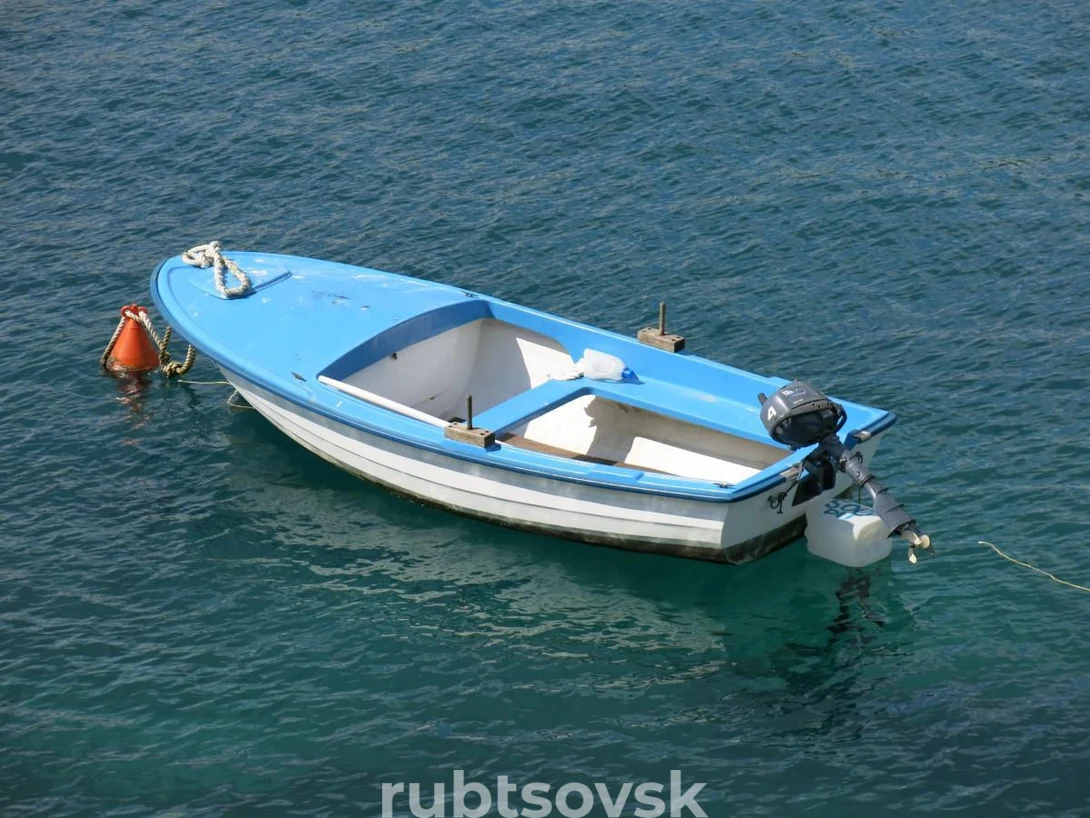 лодка на воде 