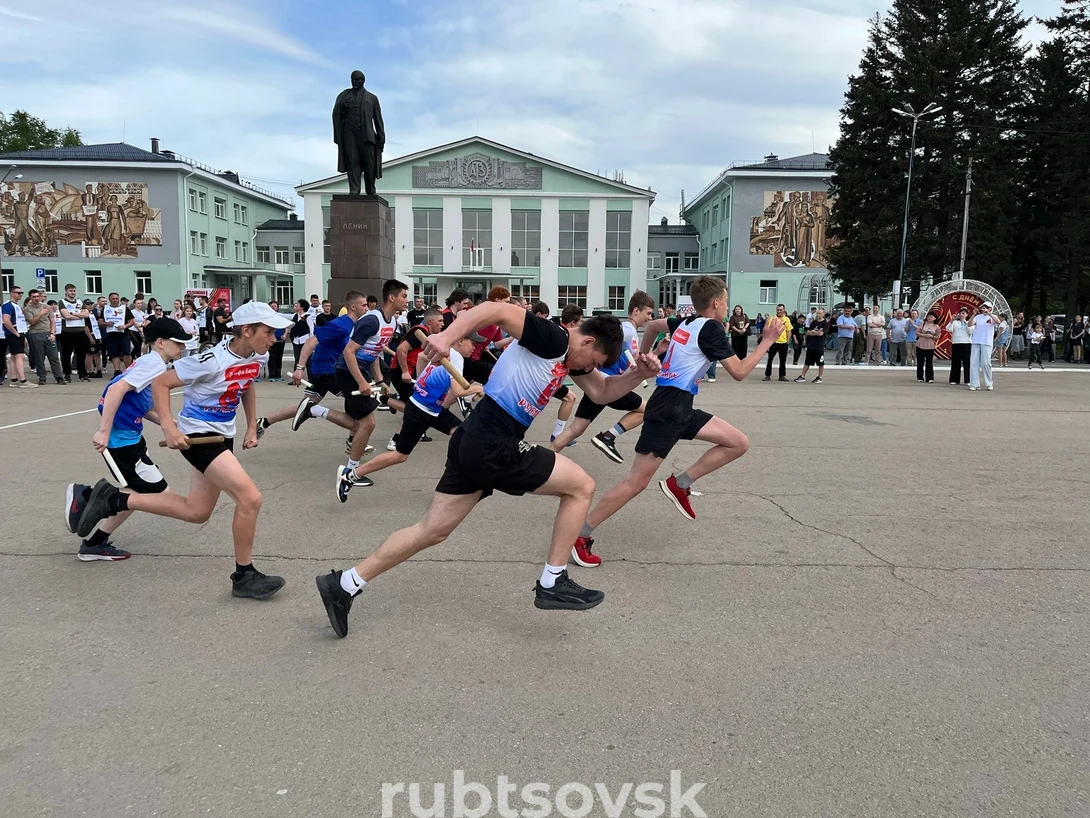 спортсмены бегут