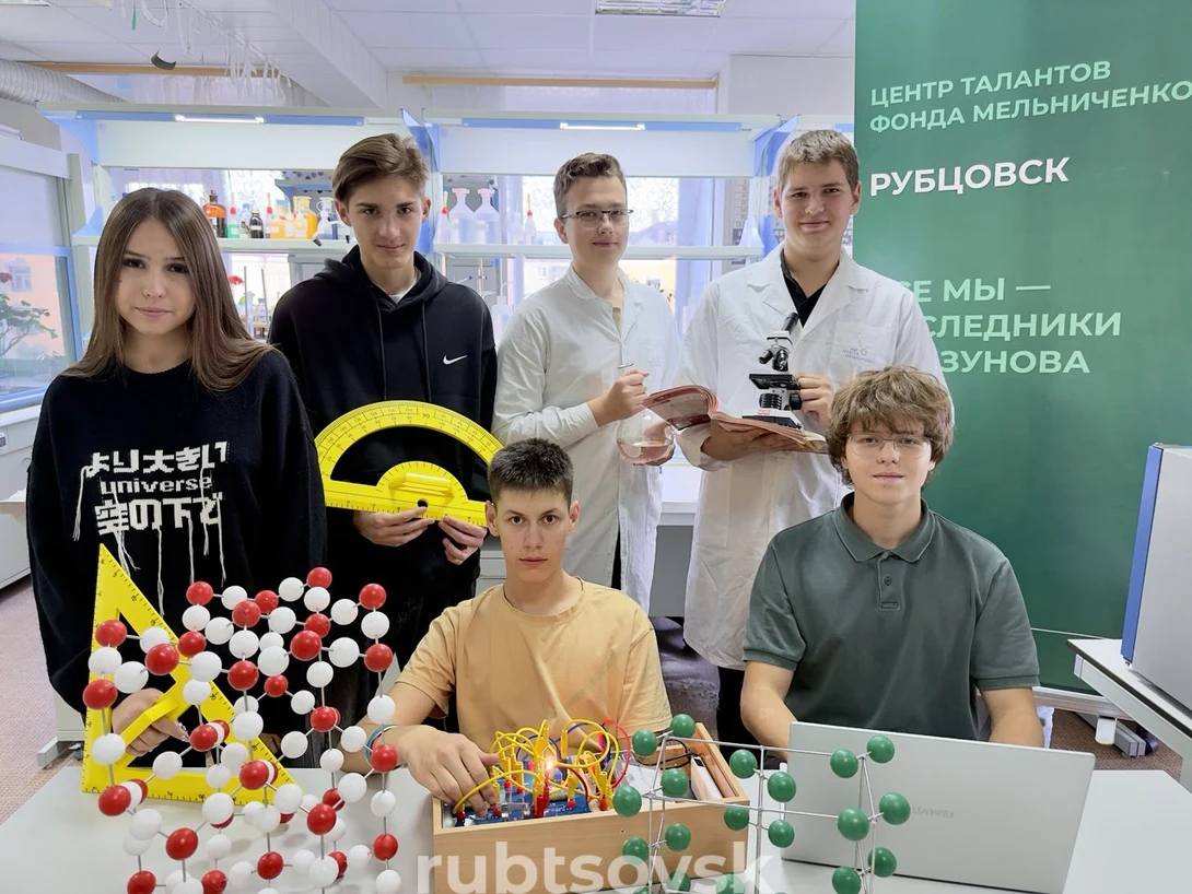 На фото обучающиеся Центра талантов 
