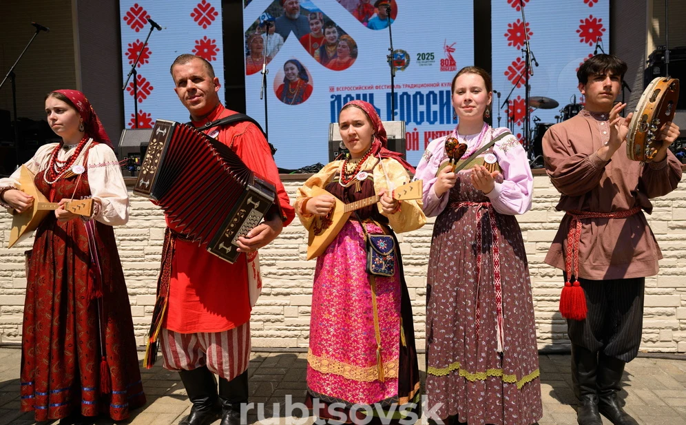 народный коллектив выступает 