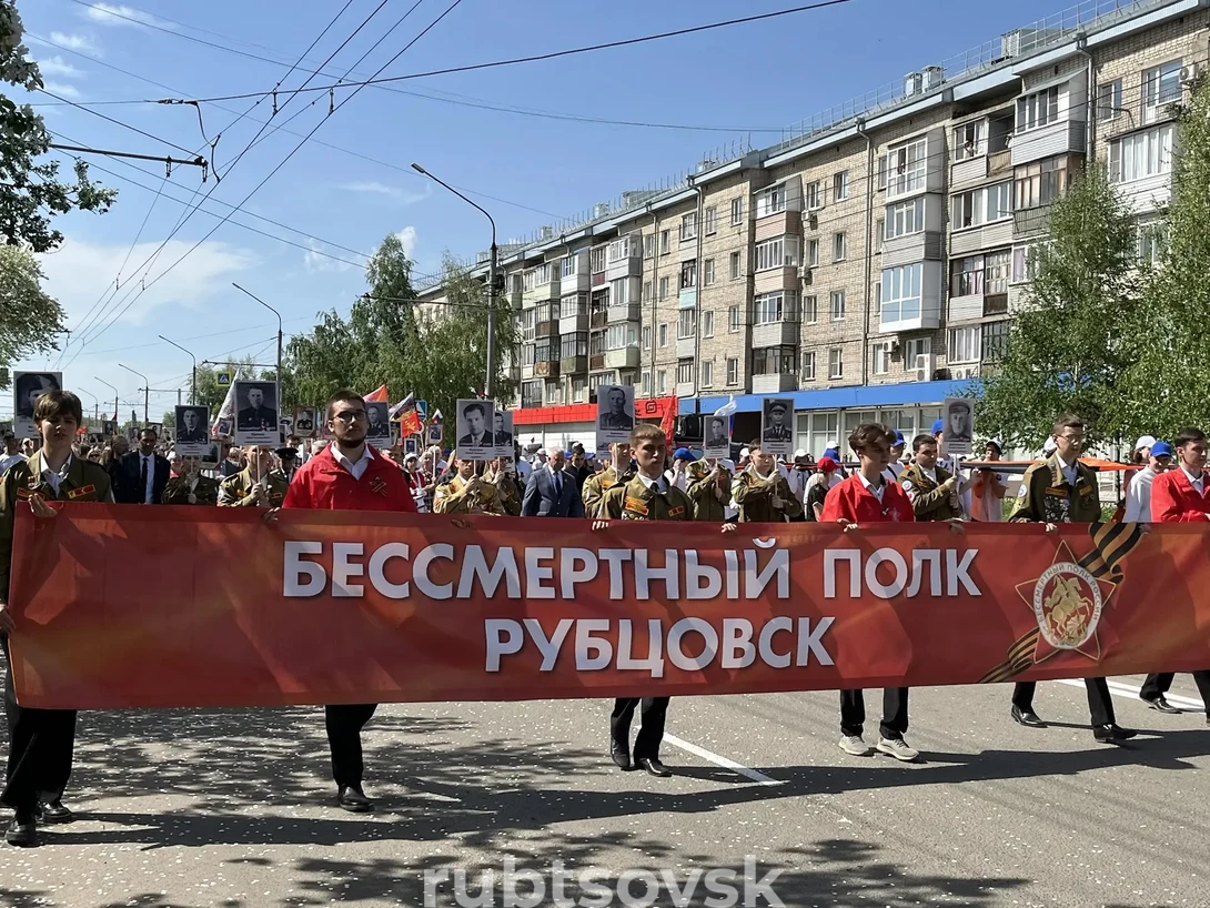 Студенты РИИ АлтГТУ возглавляют колонну «Бессмертного полка» 