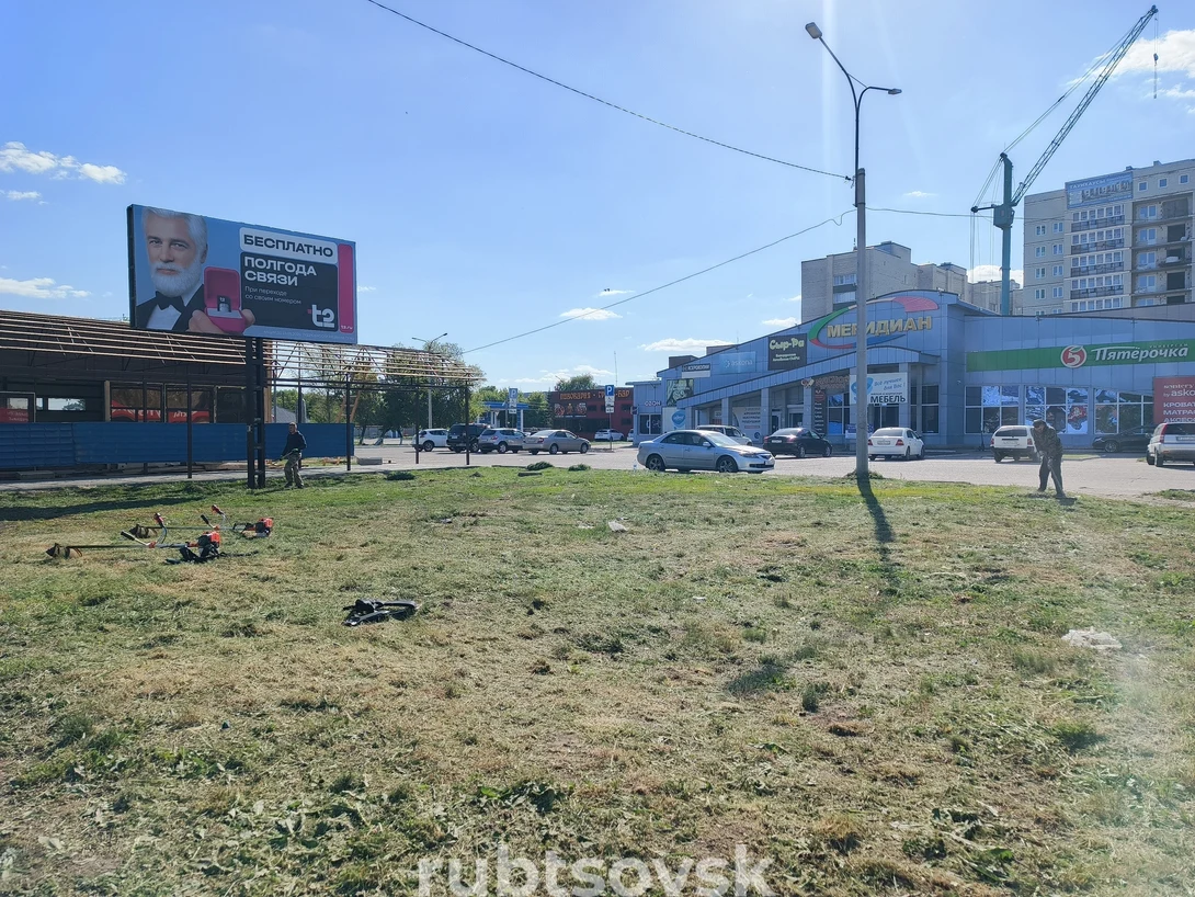 Покос травы возле ТЦ «Меридиан»