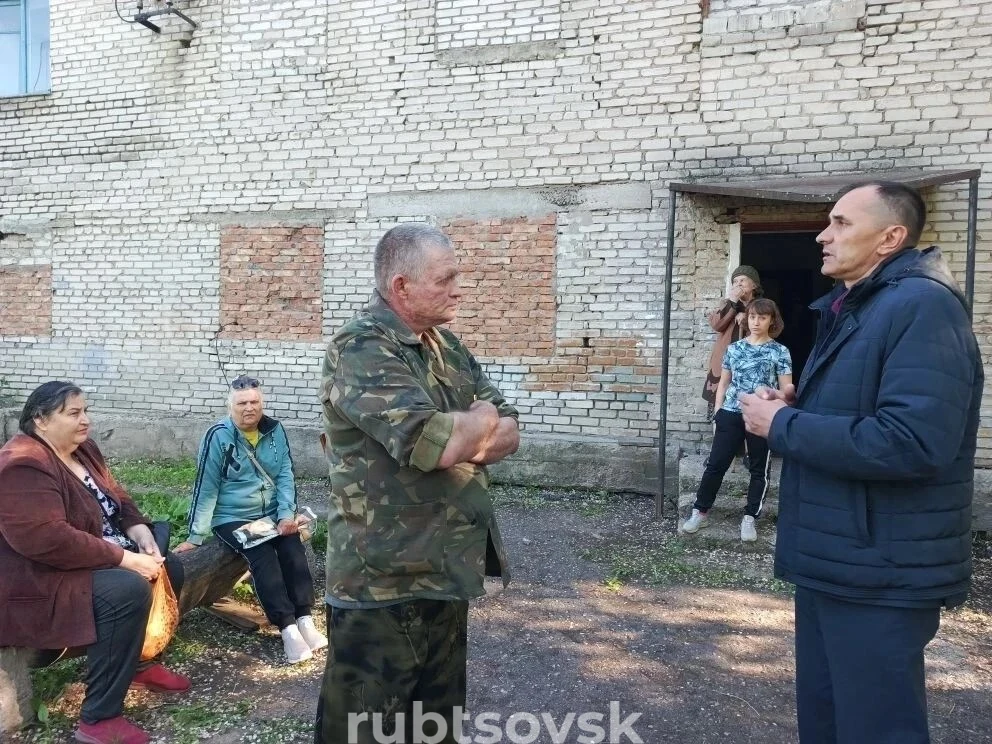 О.Г. Обухович и житель дома
