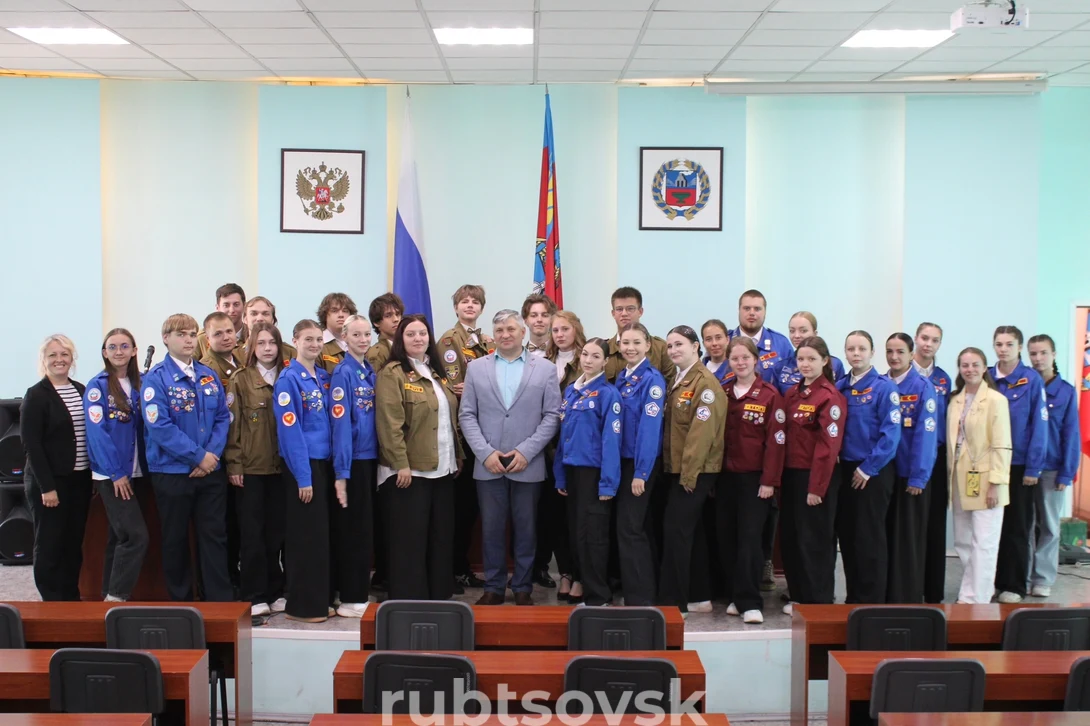 Глава города с представителями студенческих отрядов