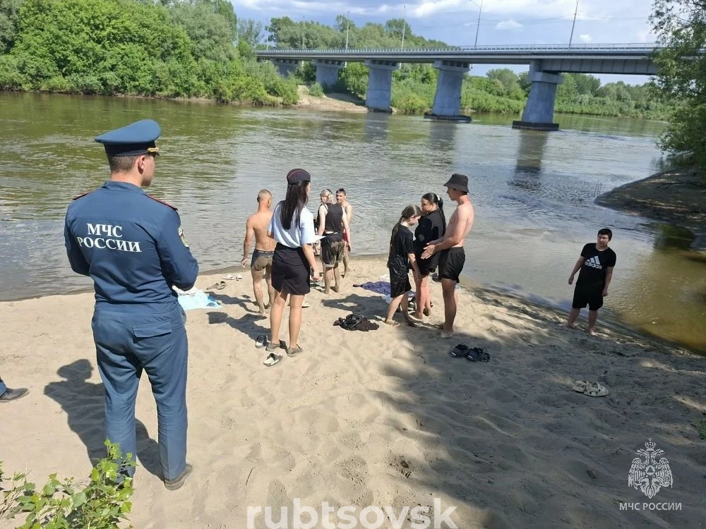 сотрудники мчс раздают памятки