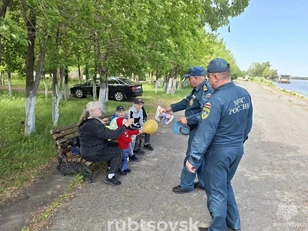 Сотрудники МЧС вручают памятки отдыхающим