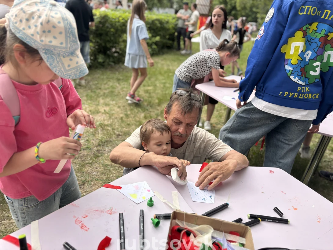 дети делают воздушного змея