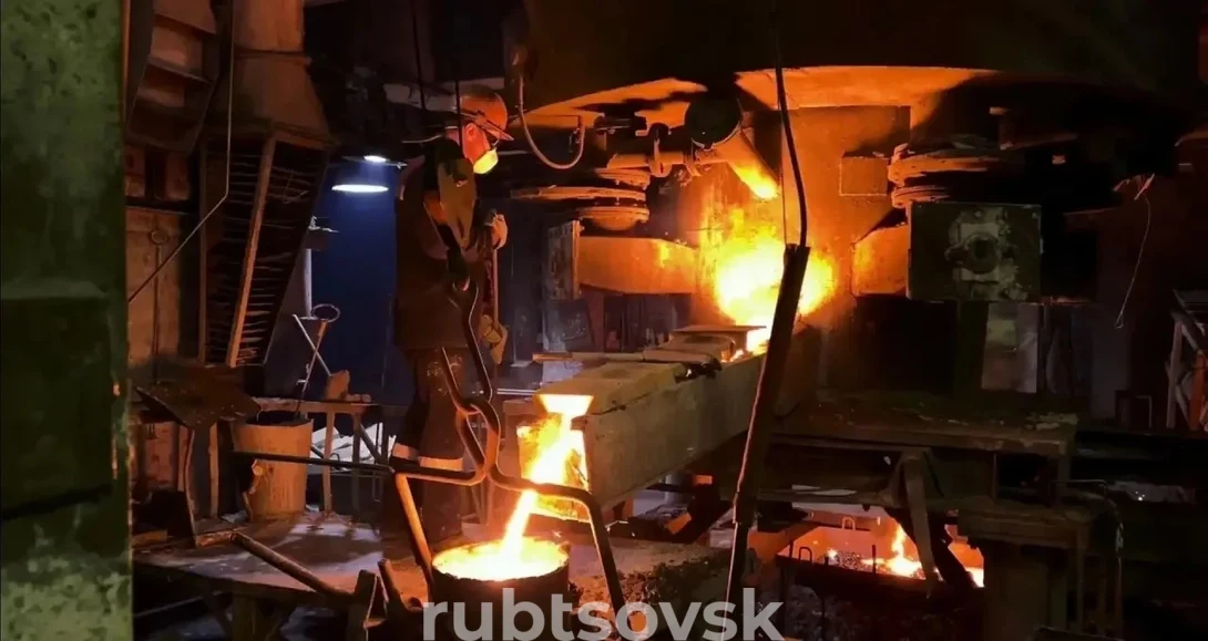 Рабочий металлургического комплекса на заводе 
