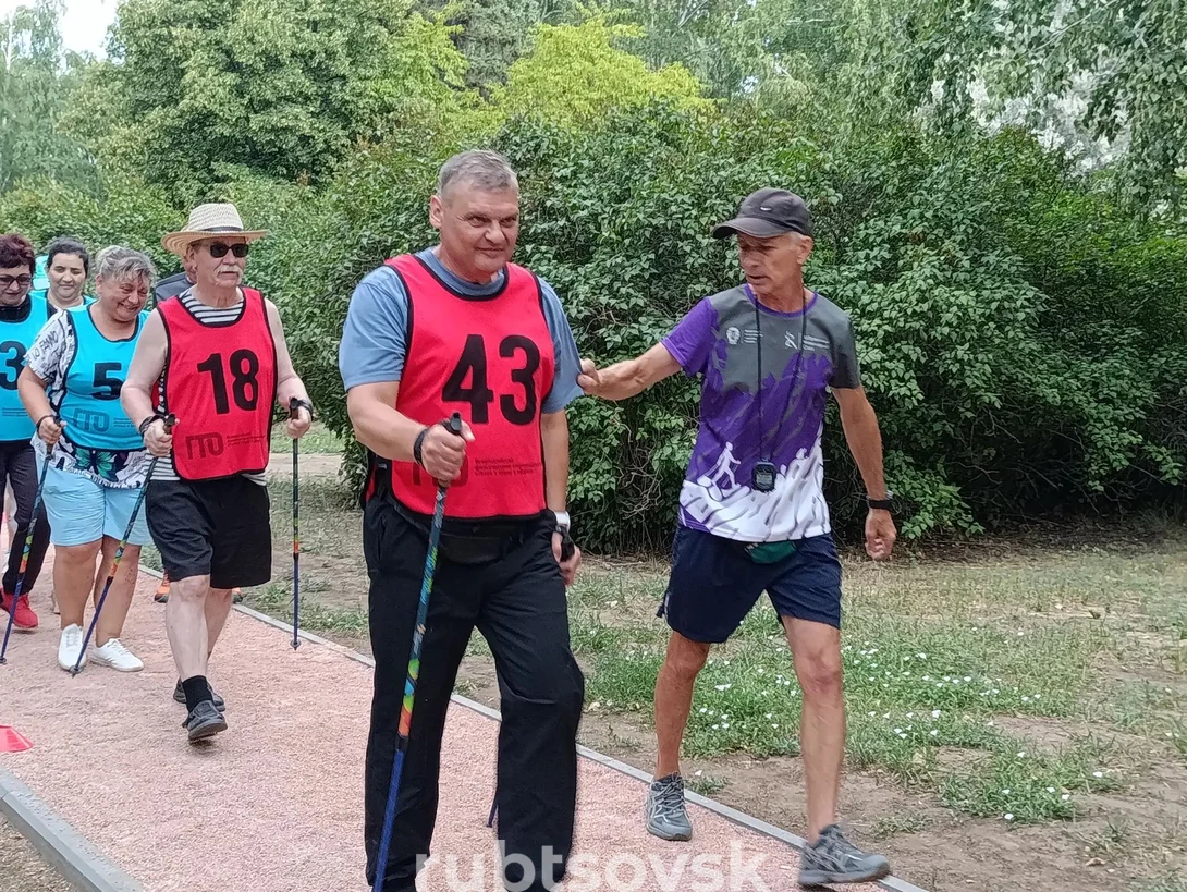 инструктор по северной ходьбе и участник тренировки