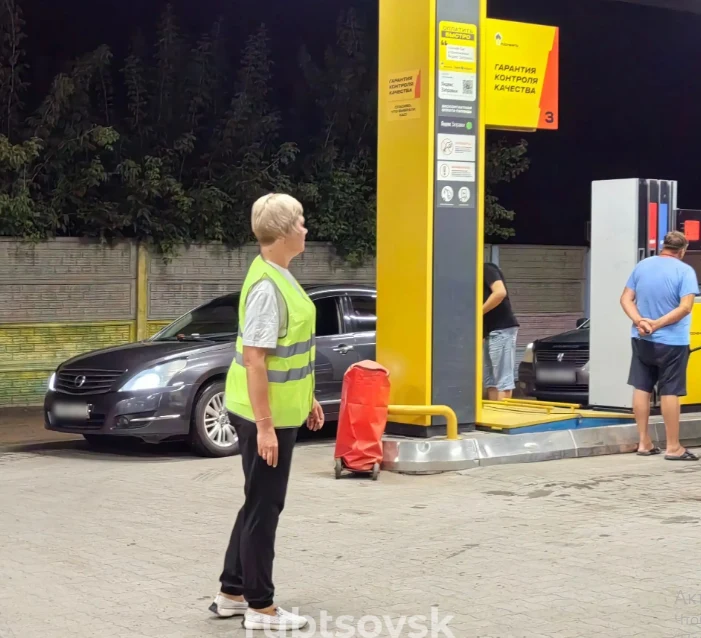 Волонтёр на заправке