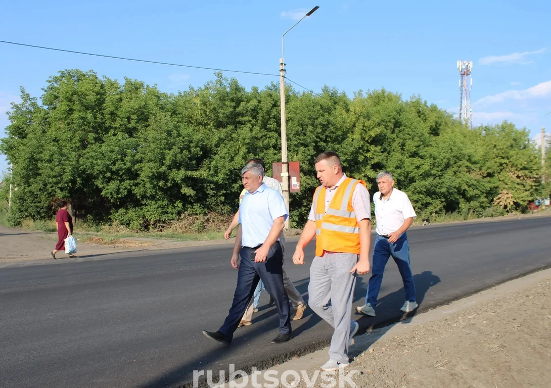 Игорь Башмаков и специалисты управления ЖКХ, представители подрядной организации во время ремонта Новоегорьевского тракта