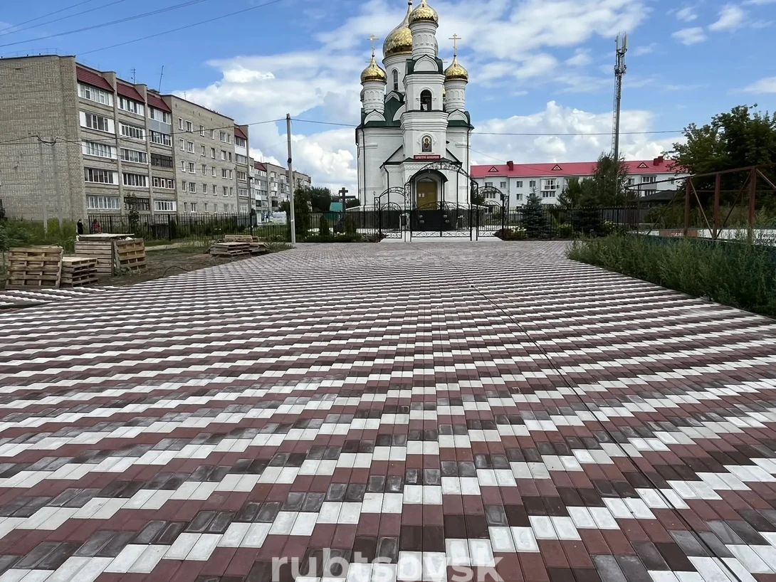  Территория у храма Всех Святых