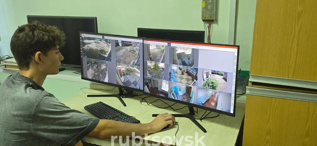 Подросток смотрит в монитор