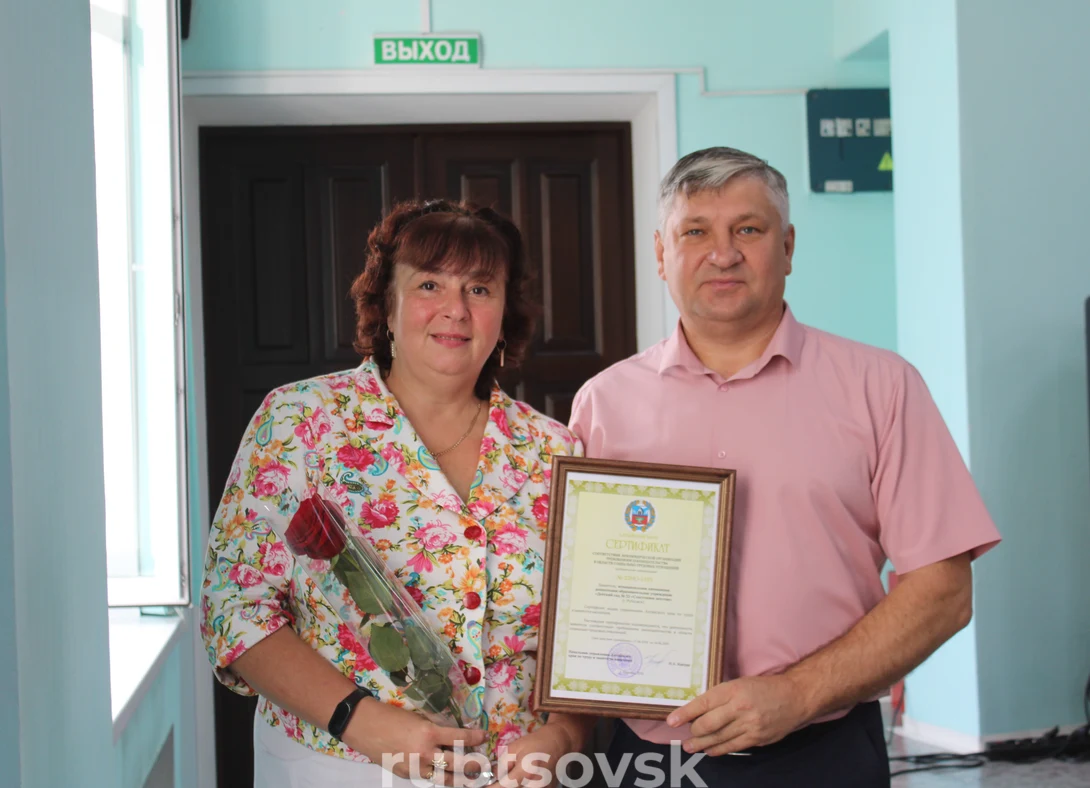 И.А. Башмаков вручает награду 