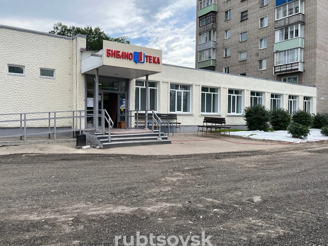 территория возле библиотеки 