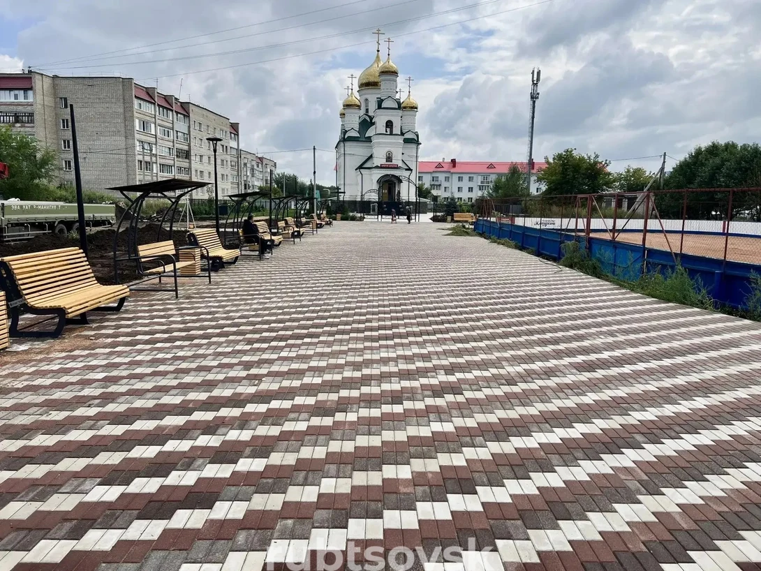 территория у Храма всех святых