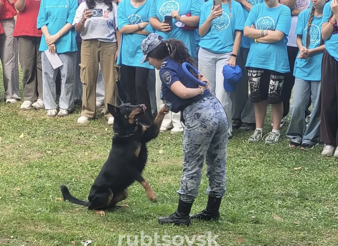 кинолог с собакой