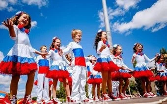 Дети с флагами 